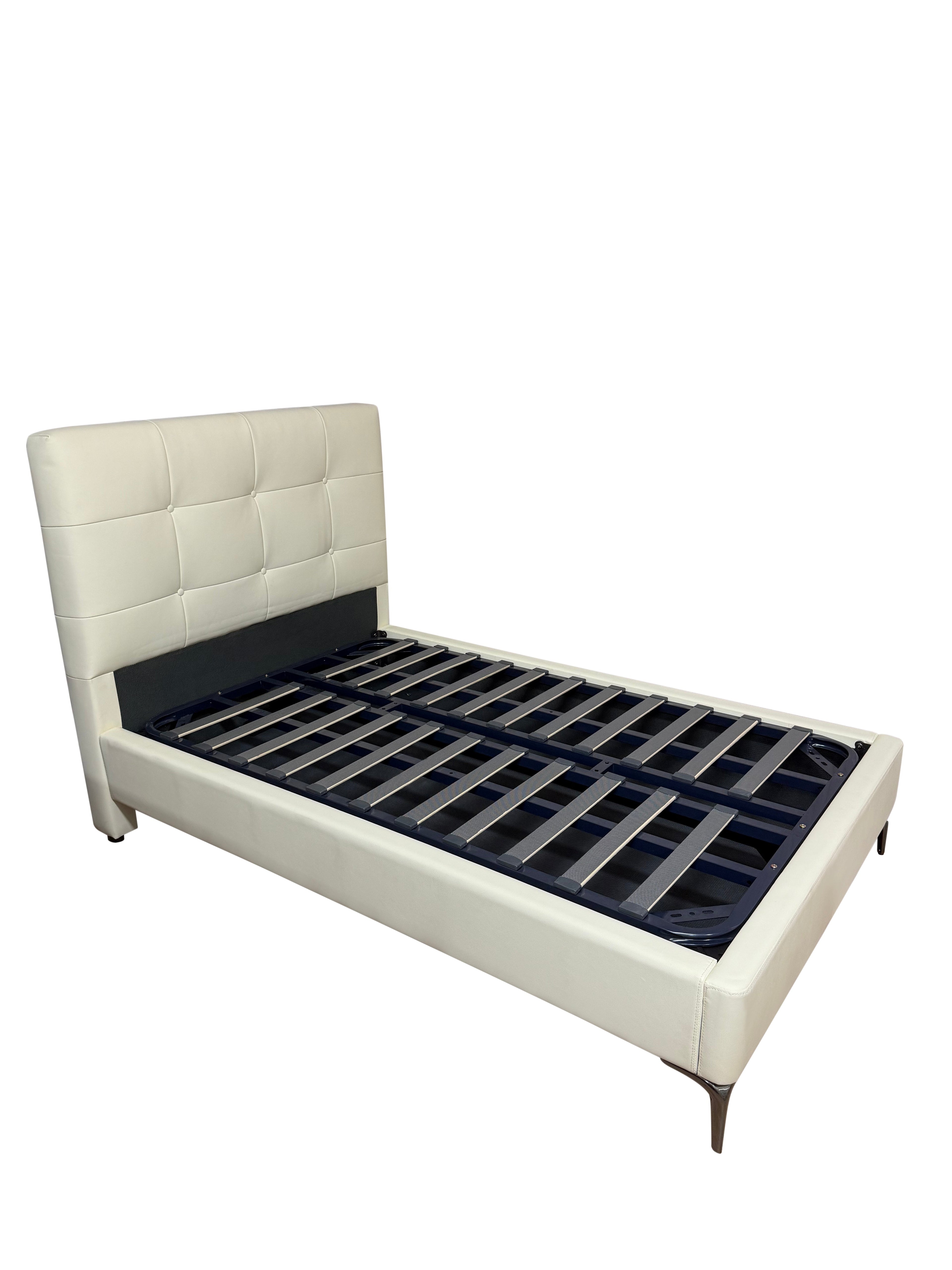 (陳列品)米白色仿皮床架